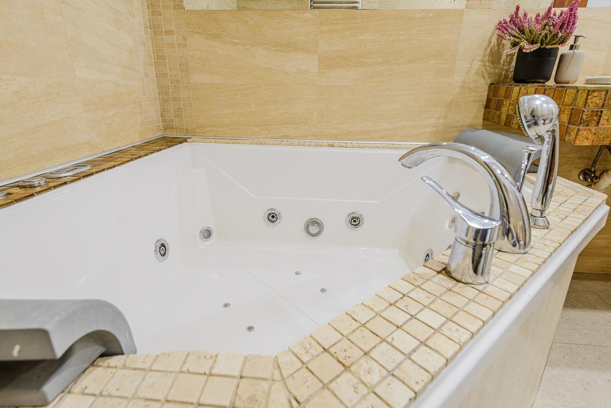 Apartment Lumina Luxury With Jaccuzi On Sienkiewicza Street *